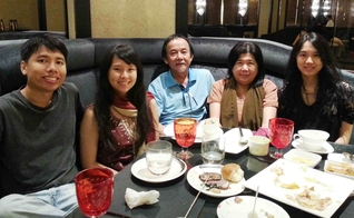 O pastor Koh rodeado pela esposa, filhas e filho. (Foto: Portas Abertas).