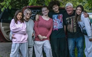 Johann Klaassen e a família. (Foto: Reprodução/CBN News)