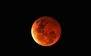 Primeira ‘lua de sangue’ de 2026 acontece em meio à guerra de Israel contra o regime islâmico do Irã. (Foto: Steve Busch / Unsplash)