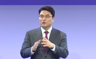 O reverendo Choi Byung-rak foi um dos palestrantes do evento. (Foto: Reprodução/YouTube/갓피플TV)