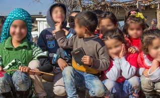 Crianças refugiadas estão conhecendo a esperança de Jesus. (Foto: Reprodução/Facebook/SAT-7)