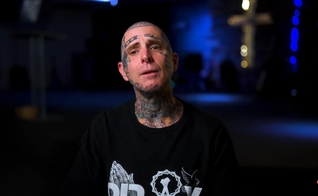 Brian foi transformado por Jesus. (Foto: Reprodução/YouTube/Delafé Testimonies).