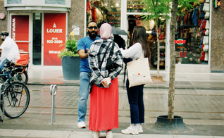 Andrew evangelizando nas ruas. (Foto: Reprodução/YouTube/North American Mission Board)