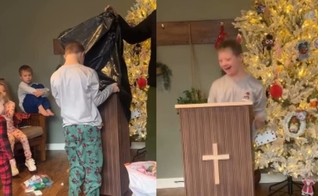 Marty ganhou de aniversário um mini púlpito. (Foto: Reprodução/Instagram/Kara Clason).