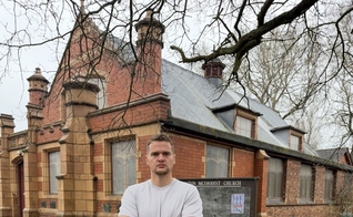 Samuel Leeds em frente a uma igreja metodista. (Foto: X/Samuel Leeds)