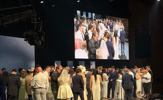 Cerimônia coletiva de casamento na Igreja Lakepointe, em Dallas (EUA). (Foto: Facebook / Josh Howerton)