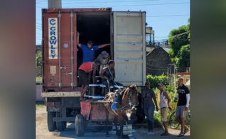Os suprimentos de emergência foram distribuídos pelas igrejas em carroças. (Foto: BIC Church of Cuba/Samuel Diaz).