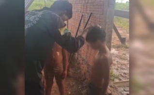 O missionário Mikeias Thomaz orou com os meninos para receberem Jesus. (Foto: Reprodução/Instagram/Mikeias Thomaz).