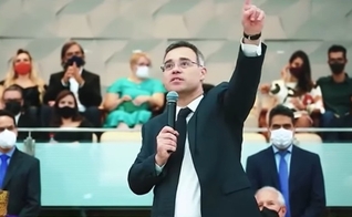 Ministro do STF, André Mendonça testemunha profecia recebida em culto há quase três décadas. (Captura de tela/YouTube/AuriVerde Brasil)