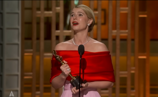 Jessie Buckley discursa após vencer o Oscar de Melhor Atriz. (Captura de tela/YouTube/Oscars)