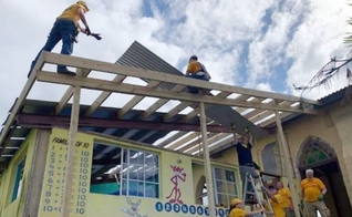 Os voluntários trabalhando na reconstrução de templos no local. (Foto: Reprodução/Baptist Press)