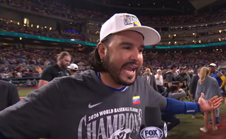 Eugenio Suárez em entrevista à Fox Sports após a vitória da Venezuela sobre os EUA na final do World Baseball Classic de 2026. (captura de tela/YouTube/Fox Sports)