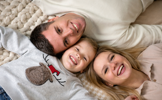 Alex Adams: “Existem 57 lares para cada 100 crianças que entram no sistema.” (Imagem ilustrativa gerada por IA)