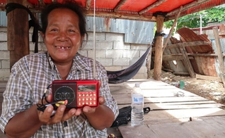 Long ganhou uma Bíblia em áudio da missão. (Foto: Reprodução/Samaritan's Purse)