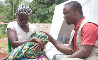 Enquanto fazem consultas médicas, a equipe ora pelos pacientes. (Foto: Reprodução/Samaritan's Purse)