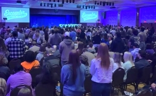 Os estudantes aceitaram Jesus durante um culto evangelístico no campus. (Foto: Reprodução/Instagram/Jay Lowder)