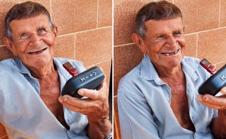 Severino ouvindo a Bíblia. (Foto: Reprodução/Instagram/Marcelo Sales)