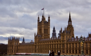 Palácio de Westminster, também conhecido como Casas do Parlamento, em Londres. (Foto: Gina Bertoldi / Unsplash)