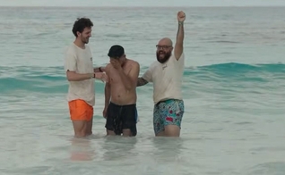 Jovem é batizado durante ação evangelística em praia de Cancún. (Captura de tela/YouTube/CBN News)
