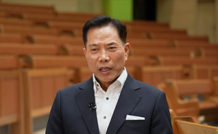 Pastor sul-coreano Hyun-bo Son durante entrevista após sua libertação, em sua igreja na Coreia do Sul (Captura de tela/CBN News)