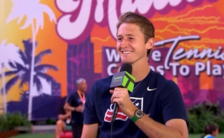 Sebastian Korda explica como venceu o número 1 do mundo em entrevista ao Tennis Channel. (Captura de tela/YouTube/Tennis Channel)