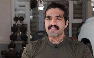 Ali Rezaei Majd, cristão iraniano que denunciou a repressão do regime após testemunhar a morte de amigos durante protestos no país. (Foto: CBN News)