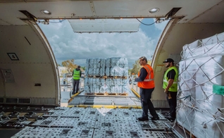 A Samaritan's Purse já enviou por via aérea mais de 100 toneladas de ajuda humanitária para o Líbano. (Foto: Reprodução/Samaritan's Purse)