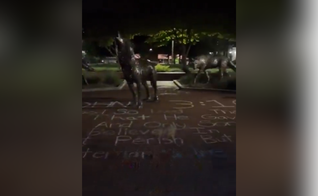 Com giz, alunos escrevem o Evangelho de João no campus da NC State. (Captura de tela/X/@JesusSavesUs777)