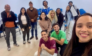 O grupo de estudo bíblico na Universidade de Uberaba. (Foto: Reprodução/Mariana Brito/Notícias Adventistas)