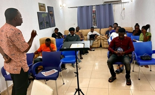 Um dos estudos bíblicos na Guiné. (Foto: Reprodução/IMB)