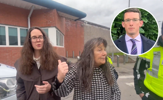 Momento em que Martina Burke e Ammi Burke foram detidas por agentes da polícia irlandesa; no destaque, Enoch Burke. (Captura de tela/X/ EnochBurke)