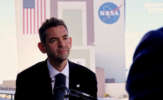 O administrador da NASA, Jared Isaacman em entrevista a Benny Johnson. (Captura de tela/X/Benny Johnson)