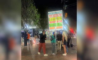 Jaden Ivey prega em uma praça no Alabama. (Captura de tela/X/ClutchPoints)