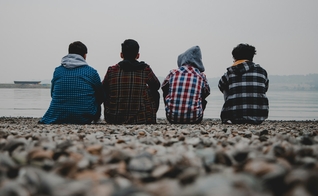 Os dados também apontam uma queda na importância atribuída à religião entre os jovens. (Foto representativa: Amir Hosseini / Unsplash)