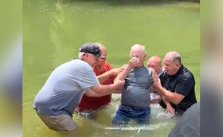 Idoso é batizado em um rio aos 92 anos. (Captura de tela/TikTok/ mandaslaysbooks)
