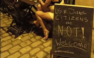 O bar exibiu uma placa contra israelenses. (Foto: Reprodução/Redes Socias/@ideiasvermelhas). 