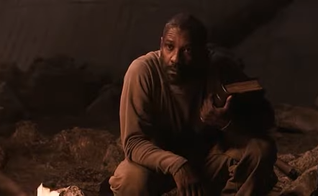 Denzel Washington em cena do filme O Livro de Eli. (Captura de tela/YouTube/So Bodega)