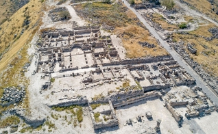 Sussita-Hippos, sítio arqueológico em Israel, localizado em uma colina com vista para o Mar da Galileia. (Foto: Reprodução/Wikimedia Commons/Michael Eisenberg)