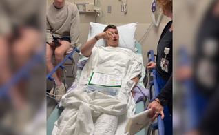 Jacob King dá aula de teologia à médica durante visita em seu leito após cirurgia. (Captura de tela/Instagram/Clayton King)