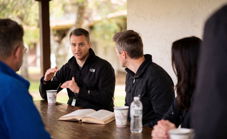 (Foto: Small Group Network/Unsplash/montagem)