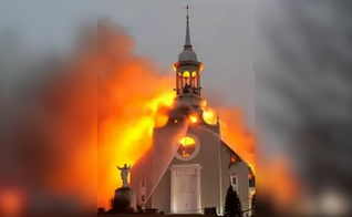 Igreja em Saint-Romain é consumida pelas chamas durante incêndio que destruiu o templo. (Captura de tela/X/Canada Proud)