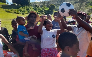 Os moradores se renderam a Jesus após ouvirem o Evangelho. (Foto: Reprodução/Samaritan's Purse)
