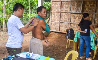 Jacob durante a consulta médica. (Foto: Reprodução/Christian Aid Mission)