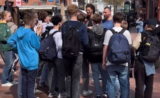 Os jovens aceitaram Jesus nas ruas da Holanda. (Foto: Reprodução/Revive)