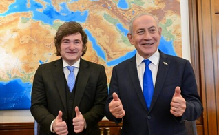 O primeiro-ministro Benjamin Netanyahu (à direita) junto ao presidente argentino Javier Milei em Jerusalém, em 19 de abril de 2026. (Foto: Kobi Gideon/GPO)