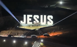 Mirante com letreiro “Jesus”, no estacionamento da Igreja Lírio, em Itaquera, Zona Leste de São Paulo. (Captura de tela/Instagram/Igreja Lírio)