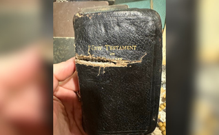 Novo Testamento de bolso ficou marcado por estilhaços durante ataque no Vietnã. (Foto: Instagram/RepNancyMace)