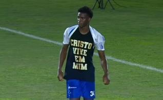 Jonathan Jesus expressou sua fé após marcar gol. (Foto: Reprodução/YouTube/GE TV).