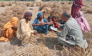 Cristãos estudando a Bíblia escondido em um campo. (Foto: Instagram/One Passion Mission).