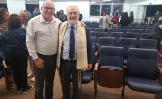 O pastor sênior Sergio Moura recebe judeu do Canadá. (Foto: Silas Anastácio)